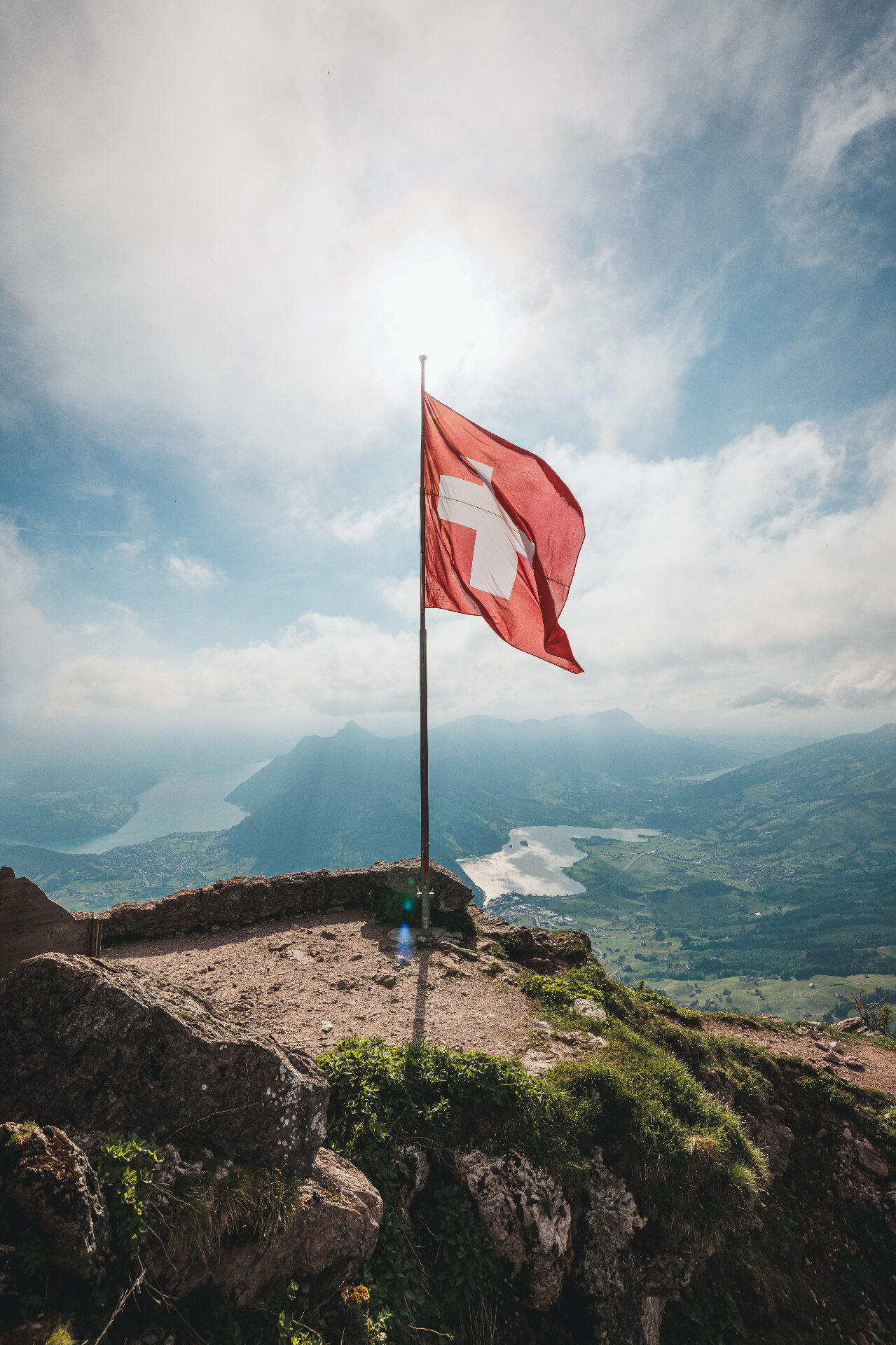 Schweizer Flagge auf Berggipfel